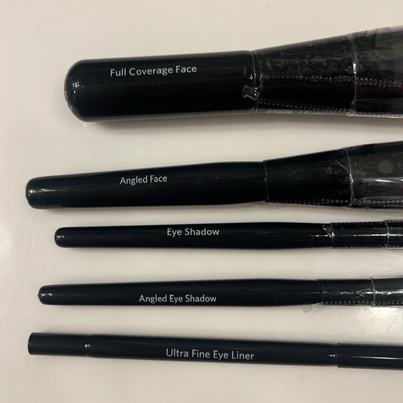 Bobbi Brown Travel Size 5 Essential Make-Up Brushes - Picture 3 of 4